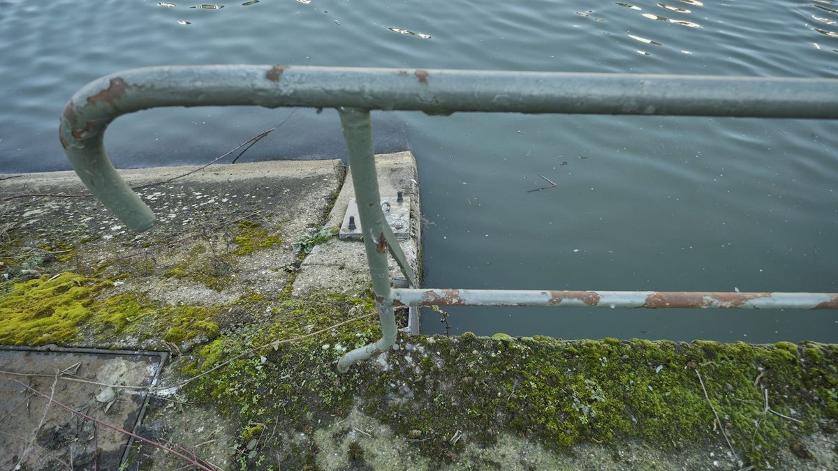 Die Ufergestaltung hat auch Vorzüge: Hier ist es schwierig, ins Wasser zu fallen. 