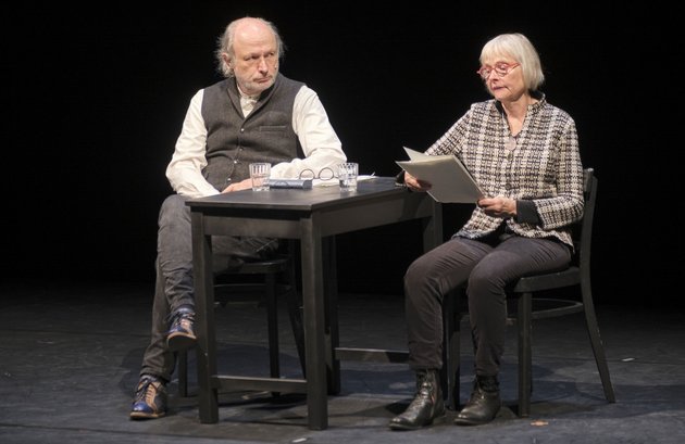 Gabriele Hintermaier und Boris Burgstaller bei der Lesung von Opferbiografien.