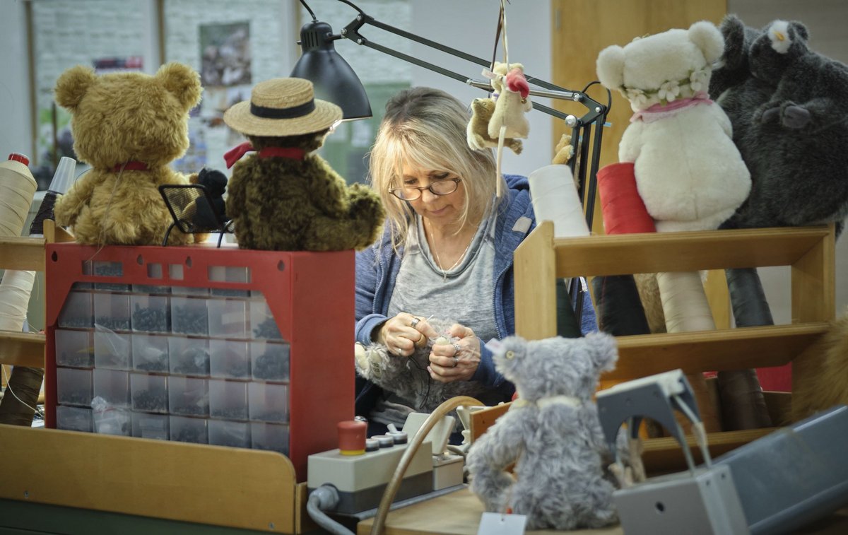 Knopf im Ohr: Anja Strehle arbeitet in der Näherei bei Steiff in Gingen (2022).