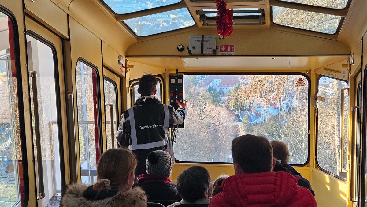 Dann die vorerst letzte Talfahrt. Künftig soll die Turmbergbahn ohne Fahrpersonal auskommen.