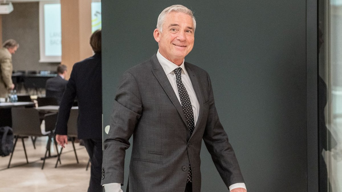 Na, hat er das nicht super hingekriegt? Innenminister Thomas Strobls Abgang aus dem Untersuchungsausschuss. Fotos: Jens Volle