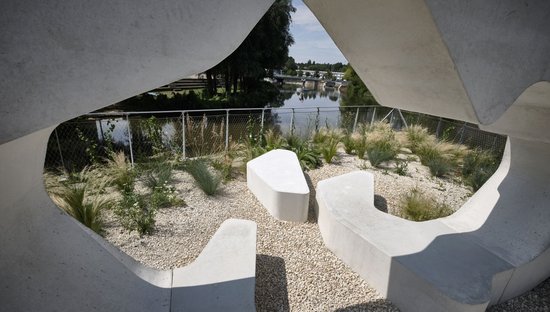 Schotter, Gitter und Betonblöcke: Das perfekte Garten-Ambiente. Schotter, Gitter und Betonblöcke: Das perfekte Garten-Ambiente.