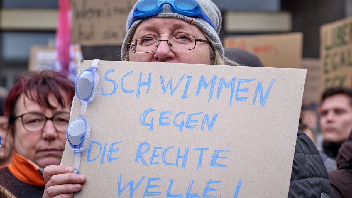 Schwimmer:innen ziehen ihre Bahnen am 24.2.2024 auf dem Stuttgarter Marktplatz.
