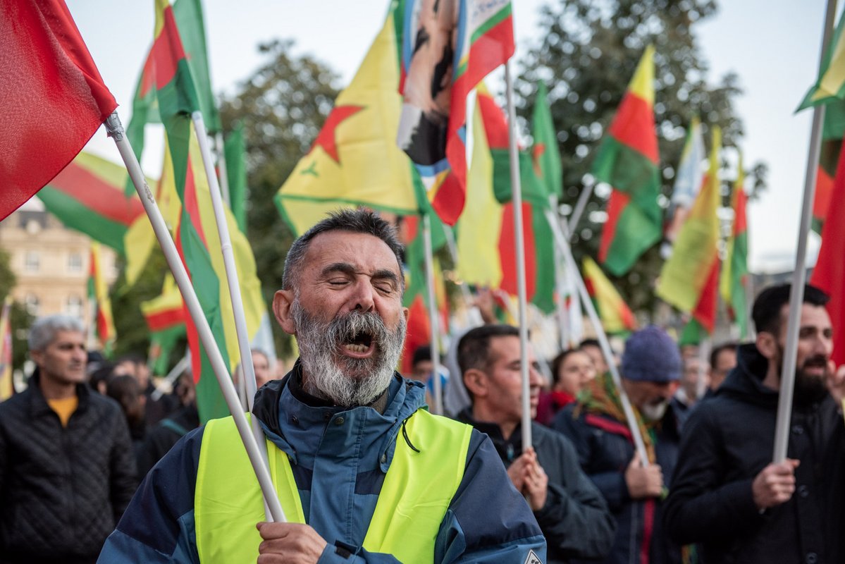 Bundesweit protestieren Menschen gegen den Angriff auf die KurdInnen in Rojava und Nordsyrien. Hier letzten Mittwoch auf dem Stuttgarter Schlossplatz. Foto: Jens Volle