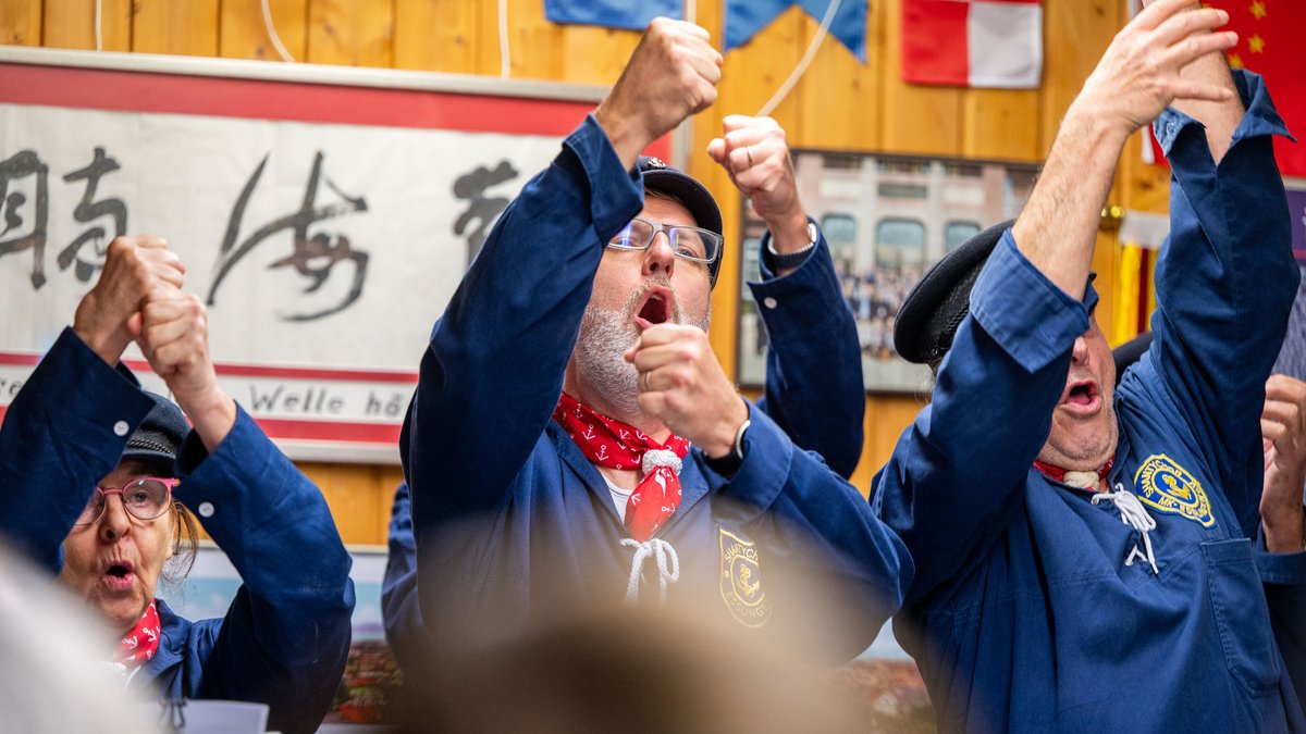 Shantys wie "Roll the cotton down" ("Lasst die Segel runter") sollten die Arbeit erleichtern. Shantys wie "Roll the cotton down" ("Lasst die Segel runter") sollten die Arbeit erleichtern.