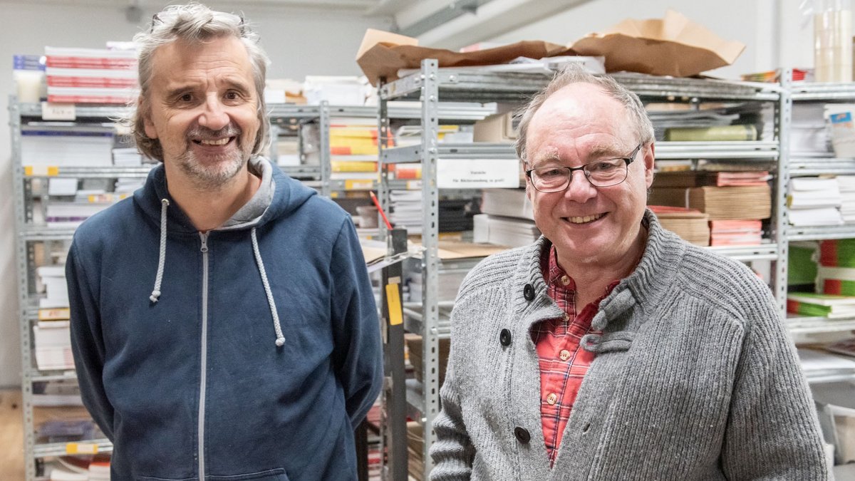 Können wieder lachen: Schmetterling-Verleger Jörg Hunger (li.) und Paul Sandner haben einen neuen Vertrieb gefunden. Foto: Jens Volle