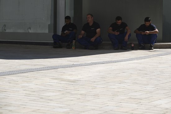 Zuflucht im Schatten: Menschen auf dem Stuttgarter Marktplatz, August 2022. Foto: Joachim E. Röttgers Zuflucht im Schatten: Menschen auf dem Stuttgarter Marktplatz, August 2022. Foto: Joachim E. Röttgers
