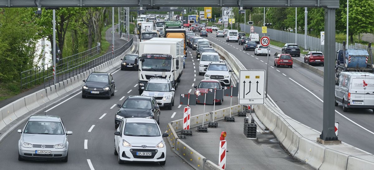 Auf der B14 fahren sehr viele Autos. 