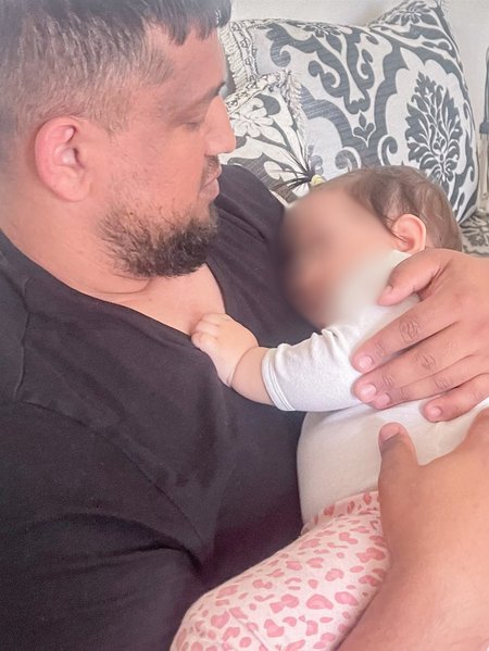 Stadt und Gericht führen die erzwungene Trennung als Beleg dafür an, dass die Kinder auch ohne Vater auskommen könnten. Dieses Bild entstand im Sommer 2024, als die jüngste Tochter noch ein Baby war. Foto: privat Stadt und Gericht führen die erzwungene Trennung als Beleg dafür an, dass die Kinder auch ohne Vater auskommen könnten. Dieses Bild entstand im Sommer 2024, als die jüngste Tochter noch ein Baby war. Foto: privat
