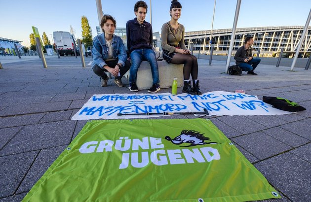 Junge Grüne protestieren gegen die Militärmesse ITEC vor dem Stuttgarter Messegelände. Foto: Joachim E. Röttgers Junge Grüne protestieren gegen die Militärmesse ITEC vor dem Stuttgarter Messegelände. Foto: Joachim E. Röttgers
