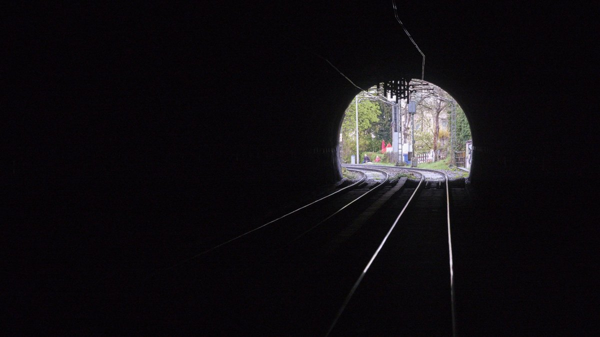 ... ab und zu ein kurzer Tunnel – schöne Aussichten.