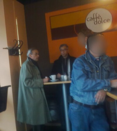 Mehr als dreist: Zeuge Bernhard Häußler (links) und Staatsanwalt Stefan Biehl (Mitte) beim gemeinsamen Kaffee während der Sitzungspause. Foto: privat