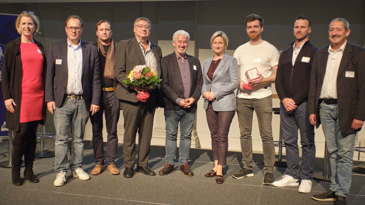 Preisverleihung im Haus der Wirtschaft am 23. Oktober 2024. In der Mitte Wirtschaftsministerin Nicole Hoffmeister-Kraut (CDU), links neben ihr Betriebsrat Janusz Eichendorff. Foto: Joachim E. Röttgers Preisverleihung im Haus der Wirtschaft am 23. Oktober 2024. In der Mitte Wirtschaftsministerin Nicole Hoffmeister-Kraut (CDU), links neben ihr Betriebsrat Janusz Eichendorff. Foto: Joachim E. Röttgers