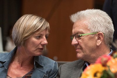 Die Vorsitzende der Grünen-Fraktion, Edith Sitzmann, und Ministerpräsident Winfried Kretschmann. Foto: Joachim E. Röttgers