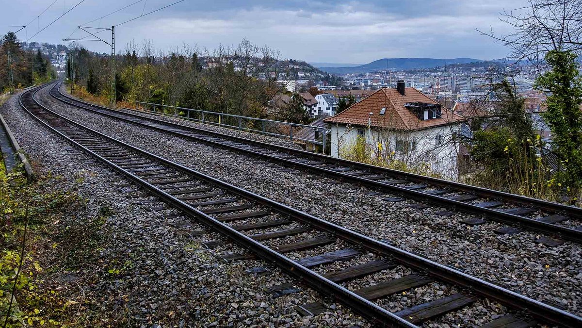 Wegen S 21 wird die Gäubahn gekappt, die Einfahrt nach Stuttgart gestrichen – für manche Grund zum Sinneswandel. Foto: Joachim E. Röttgers Wegen S 21 wird die Gäubahn gekappt, die Einfahrt nach Stuttgart gestrichen – für manche Grund zum Sinneswandel. Foto: Joachim E. Röttgers