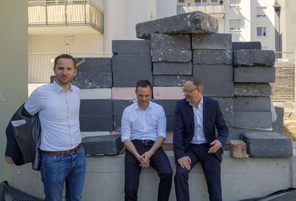 Pressekonferenz auf der Baustelle (von links:) Leon Hahn, Frederick Brütting und Andreas Stoch. Foto: Joachim E. Röttgers