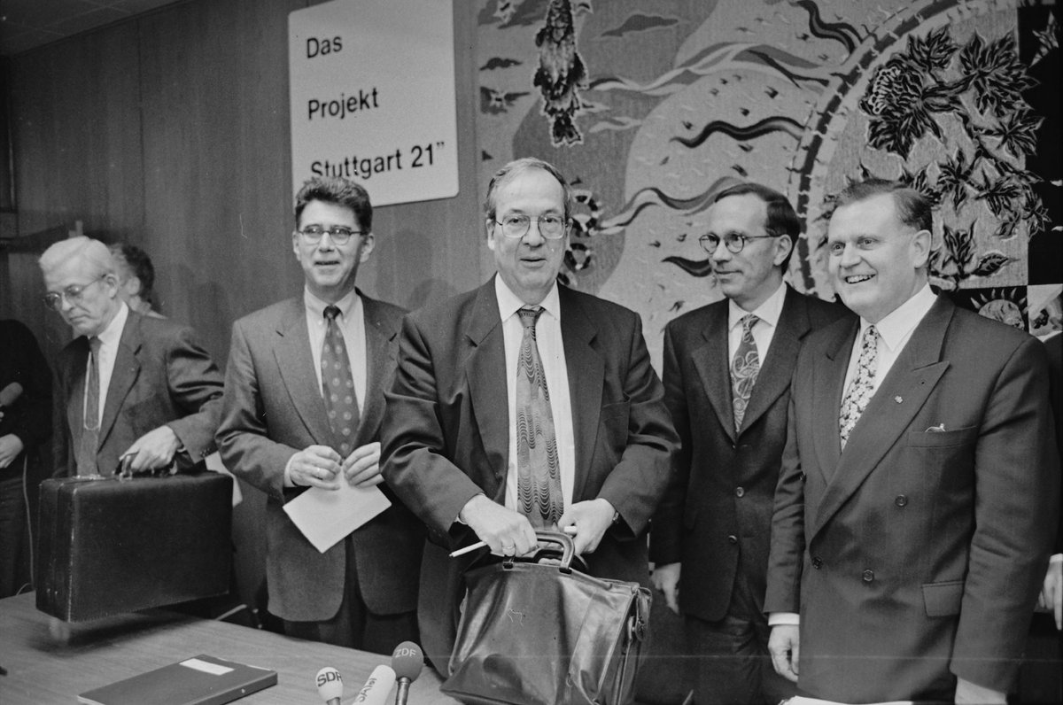 Der Jubilar im Januar 1995 bei der Vorstellung der Stuttgart-21-Machbarkeitsstudie mit (v.l.) den Bahn-Vorständen Ulf Haeusler und Heinz Dürr, Stuttgarts OB Manfred Rommel, Verkehrsminister Matthias Wissmann. Ganz rechts: er selbst. Fotos: Joachim E. Röttgers