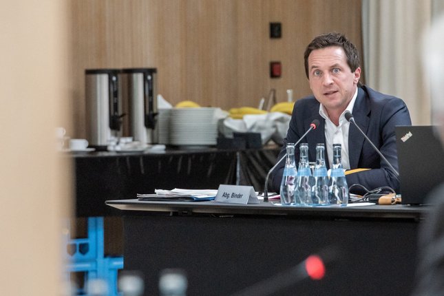 SPD-Obmann Sascha Binder fragt nach, erfährt aber kaum Neues. Foto: Jens Volle SPD-Obmann Sascha Binder fragt nach, erfährt aber kaum Neues. Foto: Jens Volle