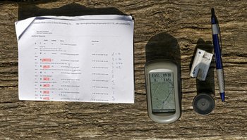 Zubehör: Notizzettel, GPS-Gerät, Batterien, Ersatzgeocache, Stift. Foto: Joachim E. Röttgers