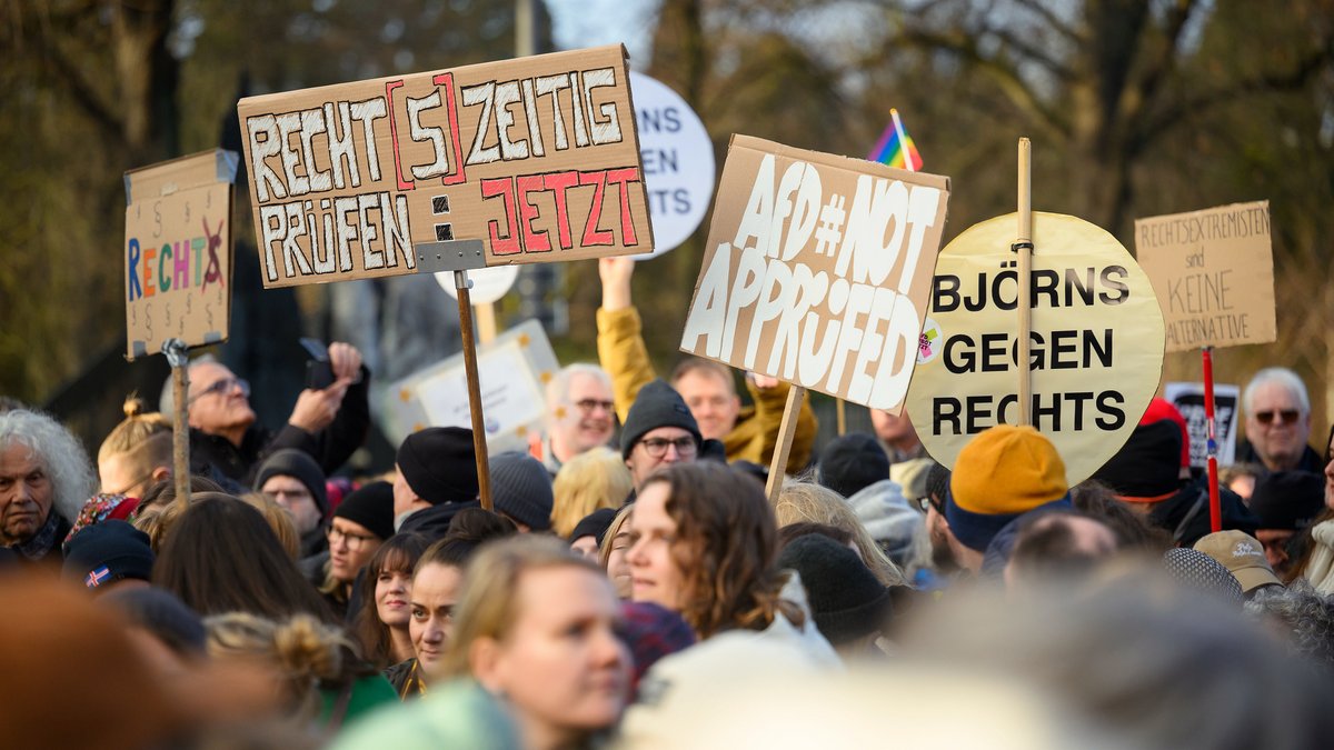 Eine der bundesweit ersten "Prüf"-Demos (Prüfung Rettet Übrigens Freiheit), Stephansplatz Hamburg, Dezember 2025. Foto: Gregor Fischer, dpa