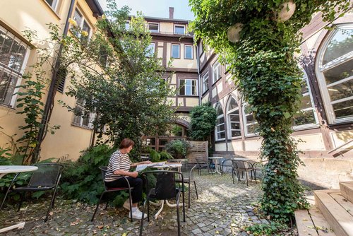 Diese Idylle im Büchereihof wollten die Bürger:innen behalten. Diese Idylle im Büchereihof wollten die Bürger:innen behalten.