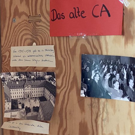 Bis es der Uni-Leitung zu weit ging, haben junge Männer im CA Demokratie geübt. Foto: Sabine Hebbelmann