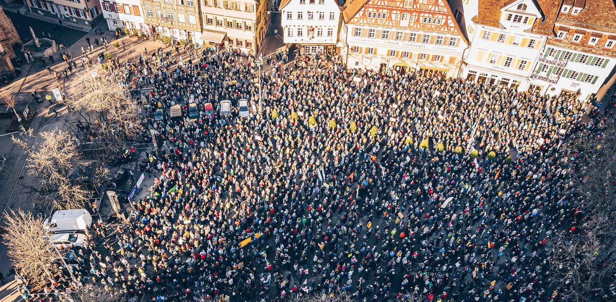 So viele Menschen sieht man in Esslingen sonst nur auf dem Weihnachtsmarkt. Foto: Simon Schaller / Agentur Blumberg