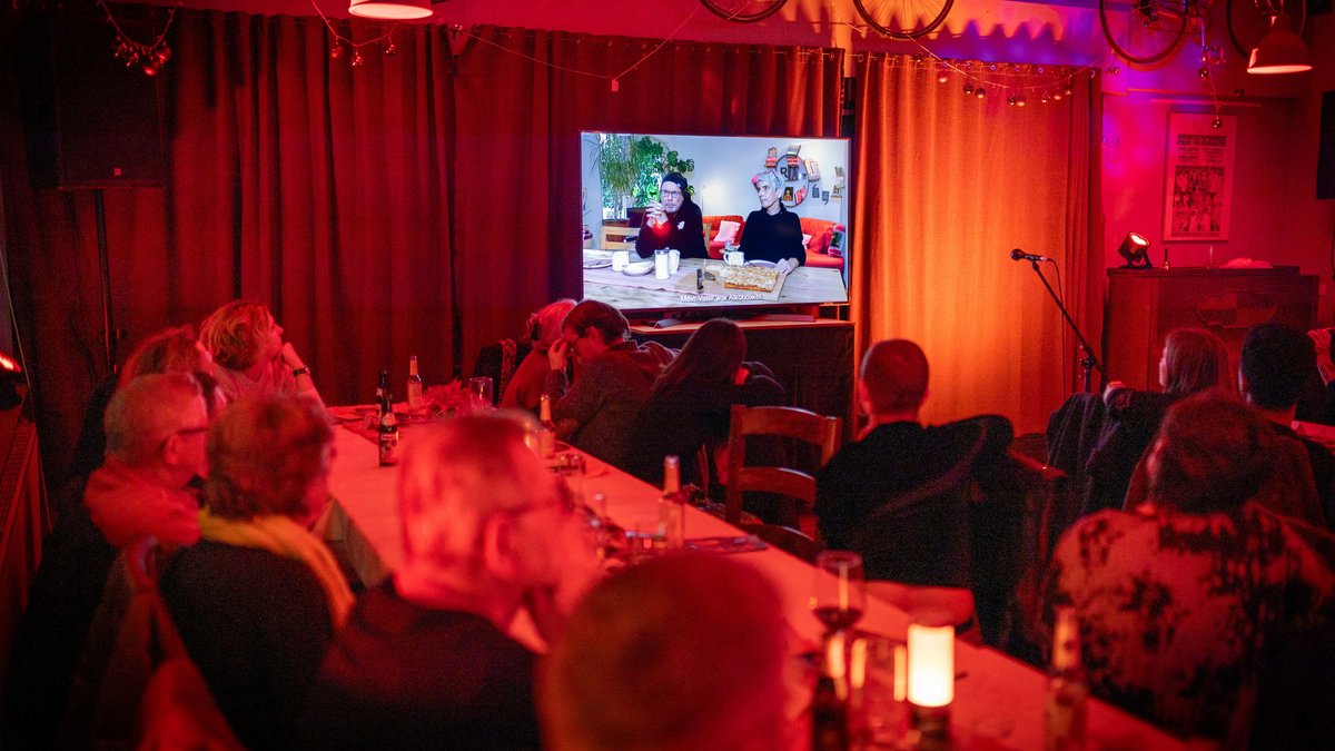 Die Eltern der Kollektivisti performen per Video mit. 