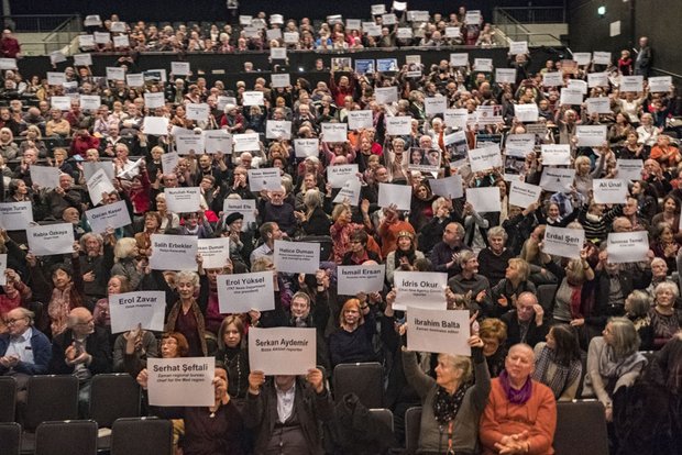 Plakataktion im Theaterhaus. Foto: Joachim E. Röttgers