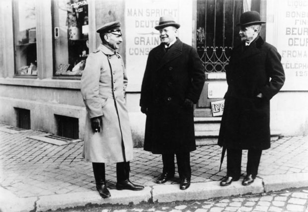 Waffenstillstands-Kommission in Spa. Staatsminister M. Erzberger (Mitte) mit General von Hammerstein und Unterstaatssekretär Freiherr von Langwerth-Simmern. Foto: Bundesarchiv
