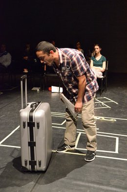 Will nicht raus aus seinem Koffer: Sinnbild für Trauma in "Zappzarapp". Foto: Heike Schiller