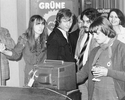 Die Herren von links nach rechts: Fraktionssprecher Wolf-Dieter Hasenclever, sein Stellvertreter Michael Bader, vorne mit Latzhose: Fritz Kuhn. Abend der Landtagswahl 1980. 