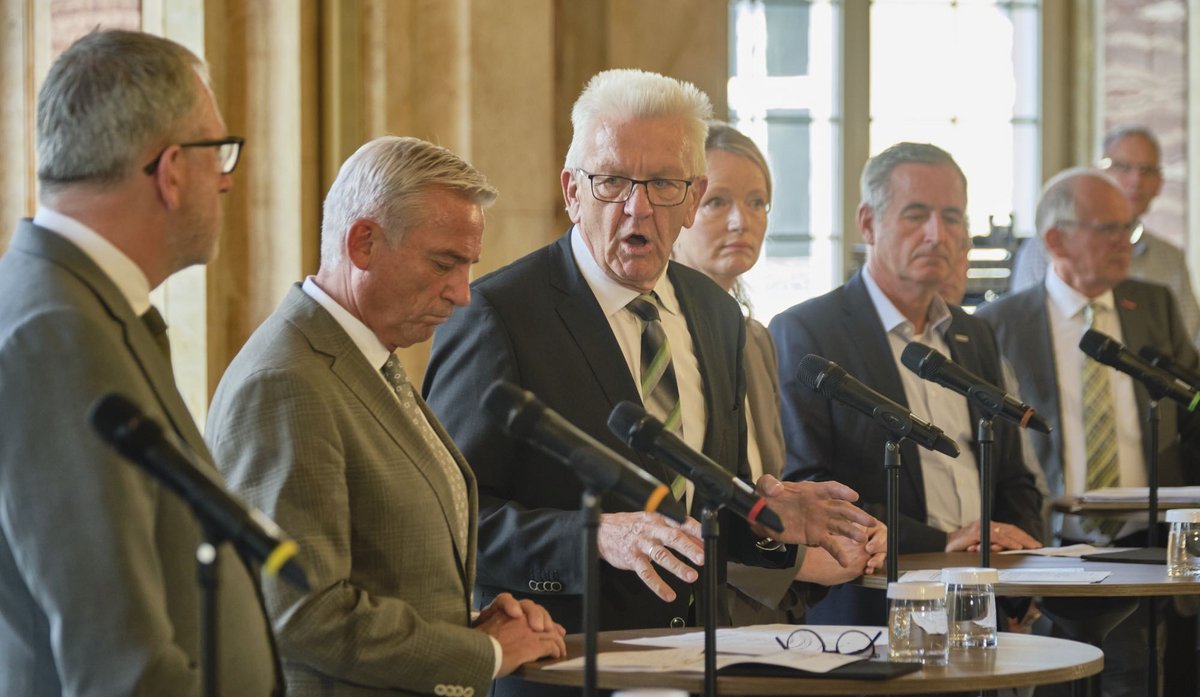 Betretene Blicke (von links): Städtetagspräsident Peter Kurz (SPD), Innenminister Thomas Strobl (CDU), Ministerpräsident Winfried Kretschmann (Grüne), Umweltministerin Thekla Walker (Grüne), Frank Mastiaux (EnBW), Christian Erbe (BWHK), und Rainer Reichhold, Präsident der Handwerkskammer Stuttgart. Fotos: Joachim E. Röttgers