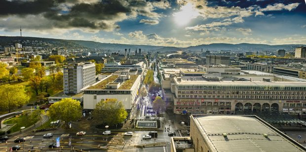 Blick vom Stuttgarter Bahnhofsturm, mitten im Kessel. Links der stadtklimatologisch besonders wirksame Schlossgarten samt Eckensee. Blick vom Stuttgarter Bahnhofsturm, mitten im Kessel. Links der stadtklimatologisch besonders wirksame Schlossgarten samt Eckensee.