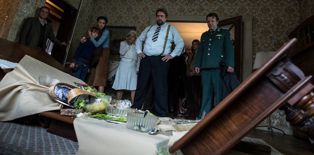 Gilt für Tisch und DDR: Der Unterbau, er hält nicht mehr.