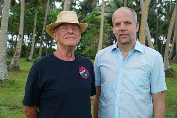 Lutz Kayser und Regisseur Oliver Schwehm auf Bikendrik Island. Foto: Kinostar Filmverleih