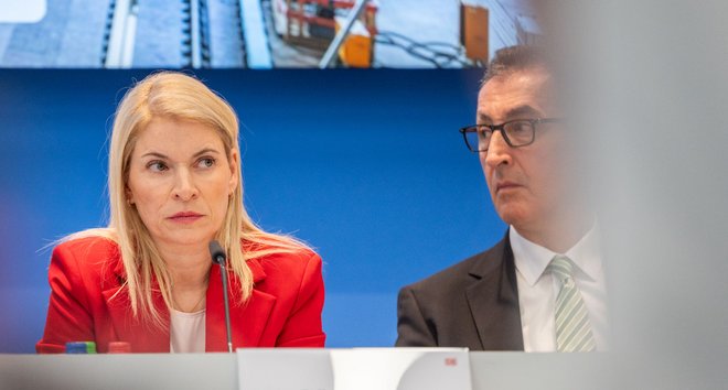 DB-Chefin Evelyn Palla und Baden-Württembergs MP Cem Özdemir. Foto: Jens Volle