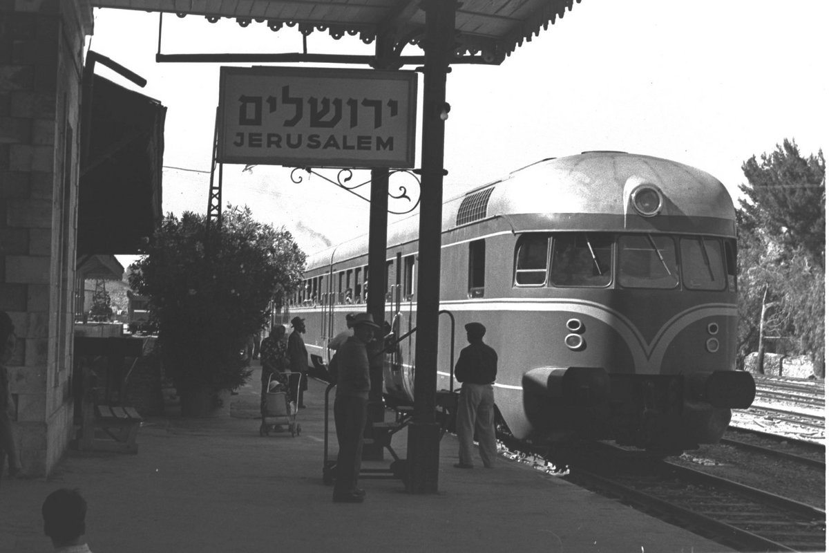 Eine Diesellok – ebenfalls aus dem Werk der Maschinenfabrik Esslingen – in Jerusalem, 1956. Foto: Moshe Pridan. National Photo Collection of Israel, Photography dept. Goverment Press Office, digital ID D535-038. Gemeinfrei, https://commons.wikimedia.org/w/index.php?curid=6612596