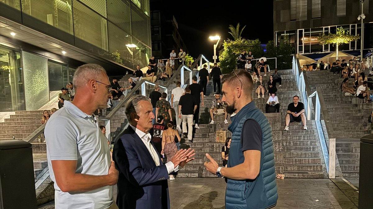 OB Frank Nopper (Mitte) spaziert mit Polizeipräsident Markus Eisenbraun (links) und Polizeidirektor Sandro Pittelkow (rechts) zum Schlossplatz. Foto: Stadt Stuttgart