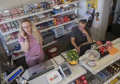 Tanja Gehring-Spahlinger und ihr Mann im Tankstellenshop.