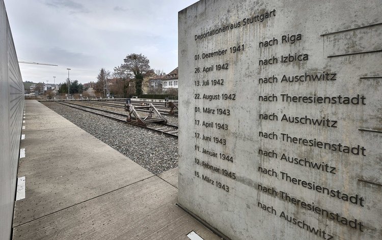 Tafel und Gleise der Gedenkstätte "Zeichen der Erinnerung". Foto: Joachim E. Röttgers