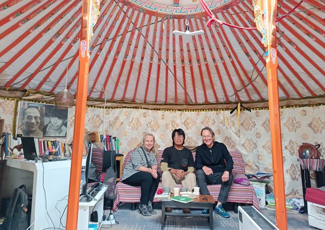 Jurtenstudio von Dalkh Ochir, links Porträts von Dalai Lama und Beuys. Foto: Bayssa