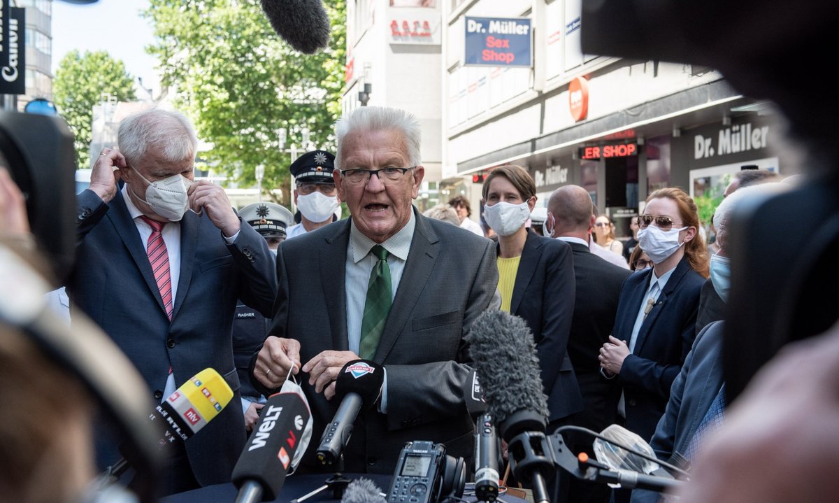 Ministerpräsident Winfried Kretschmann tritt an die Mikrofone.