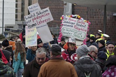 Anklicken für Großansicht: Man beachte die lange Unterschriftenliste.