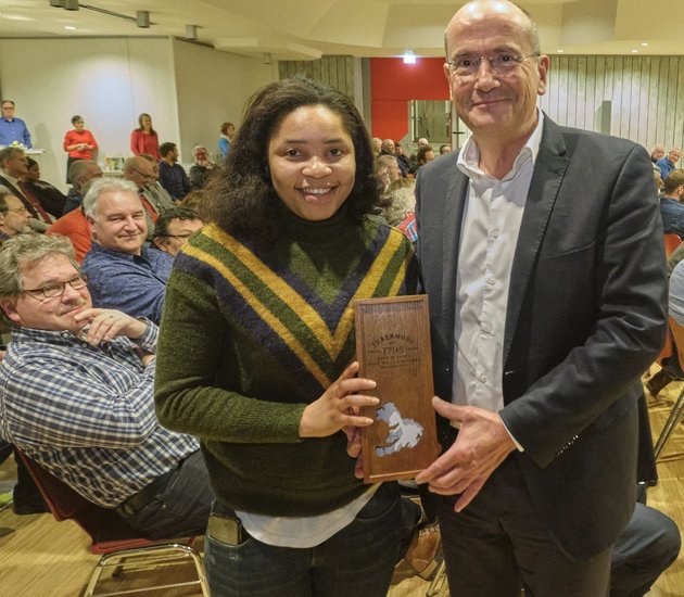Projektförderer Walter Rogg darf schon mal die Namensgeberin Gloria beschenken. In ihrem Heimatland soll ein Ausbildungszentrum entstehen.