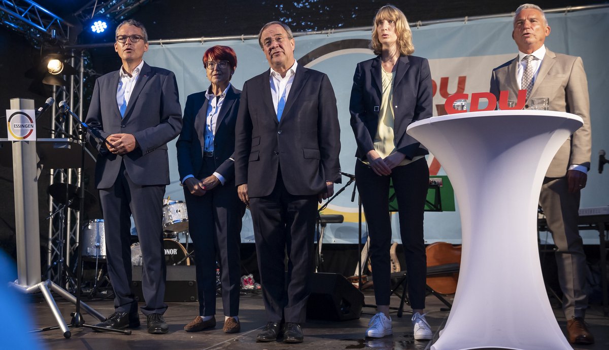 Gemischter Chor: Strammstehen für die Hymne. 