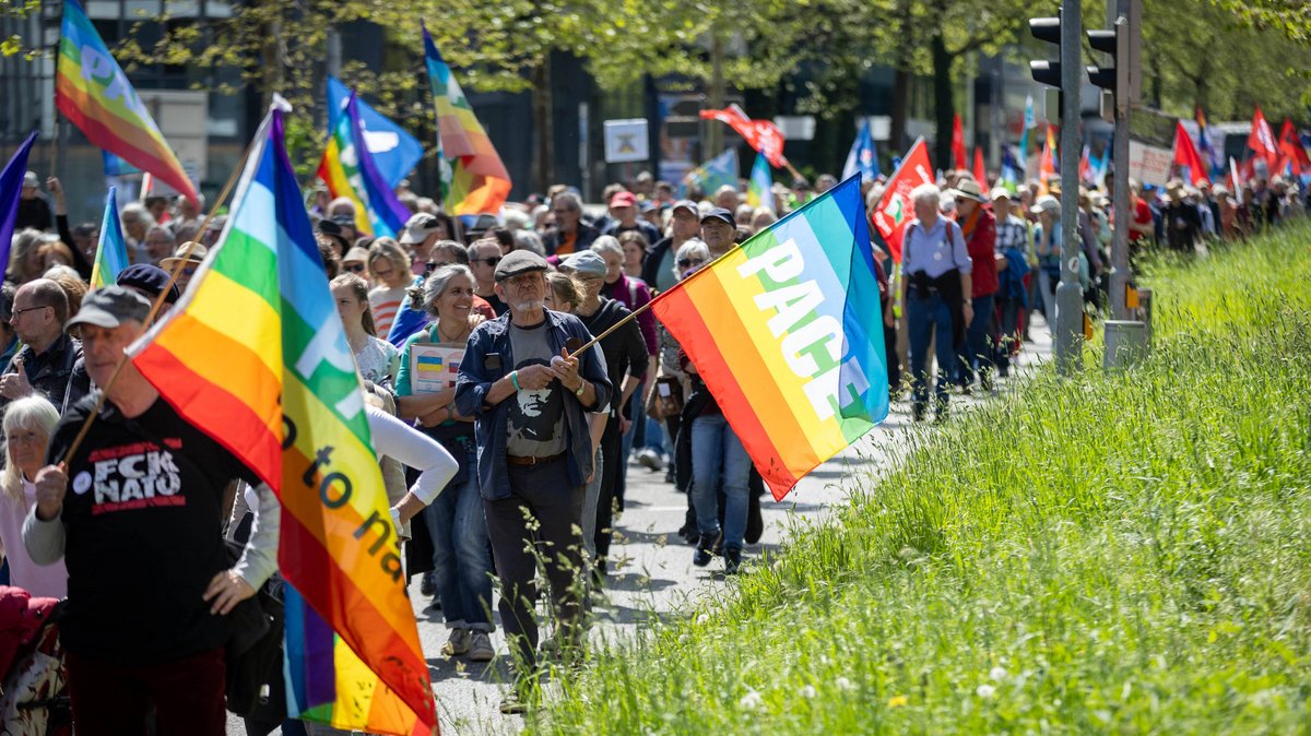 Die Demo zieht durch die Innenstadt. 