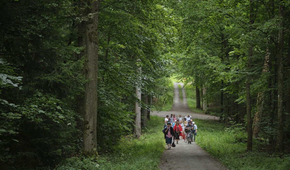 Ein Tross von etwa 15 Personen ist auf dem Theaterparcours unterwegs. 