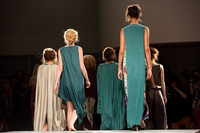 Modenschau an der FH Reutlingen. Noch so ein Zwei-fuffzig-Bild. Foto: Martin Schreier