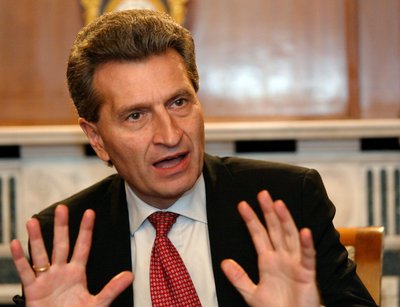 Saß schon in Brüssel, als seine Rolle im S-21-Gezerre ans Licht kam: Günther Oettinger.